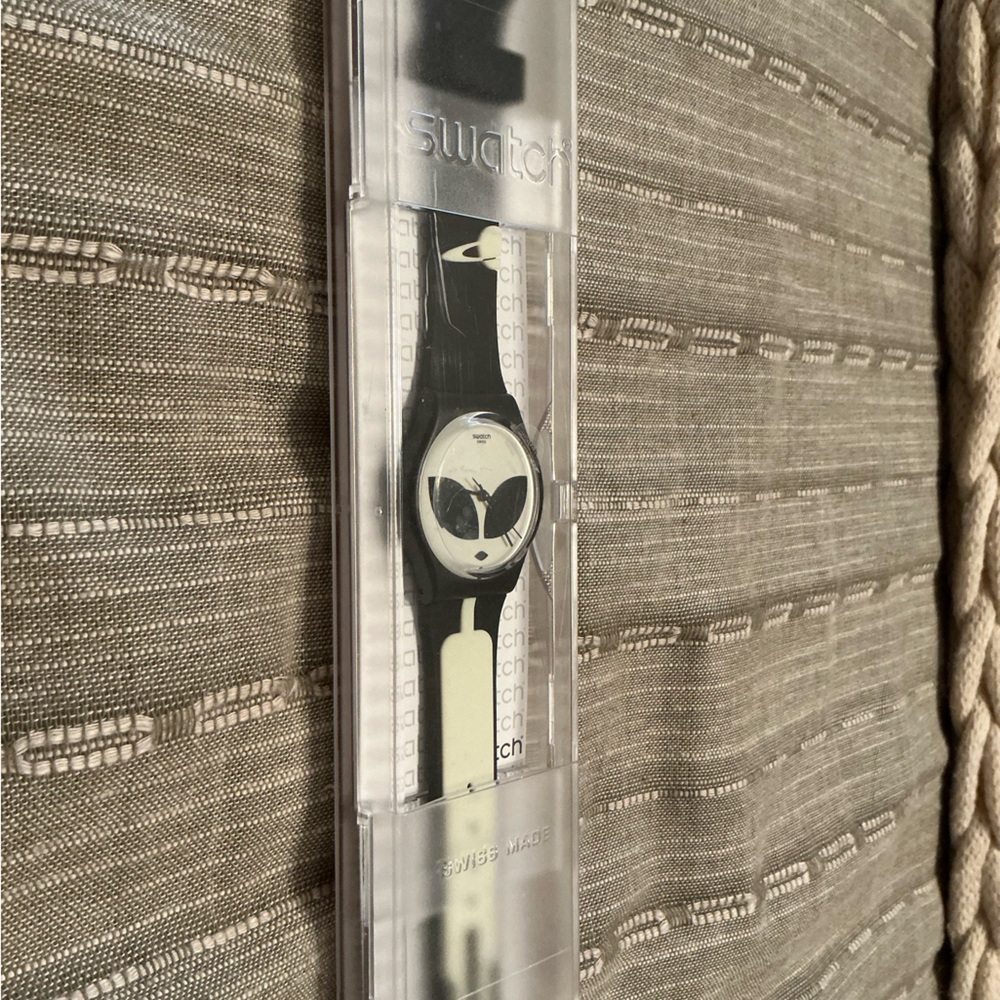 Swatch Telefon Maison GB307 Glow in the Dark Watch NEW